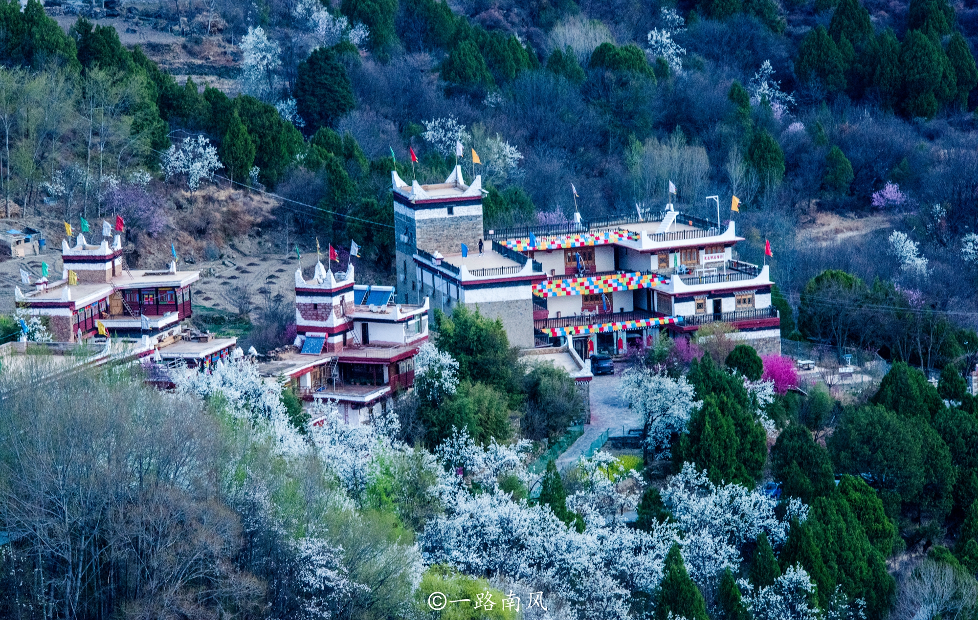 探寻四川甘孜自治州的神秘风光,甘孜州甲居藏寨风景