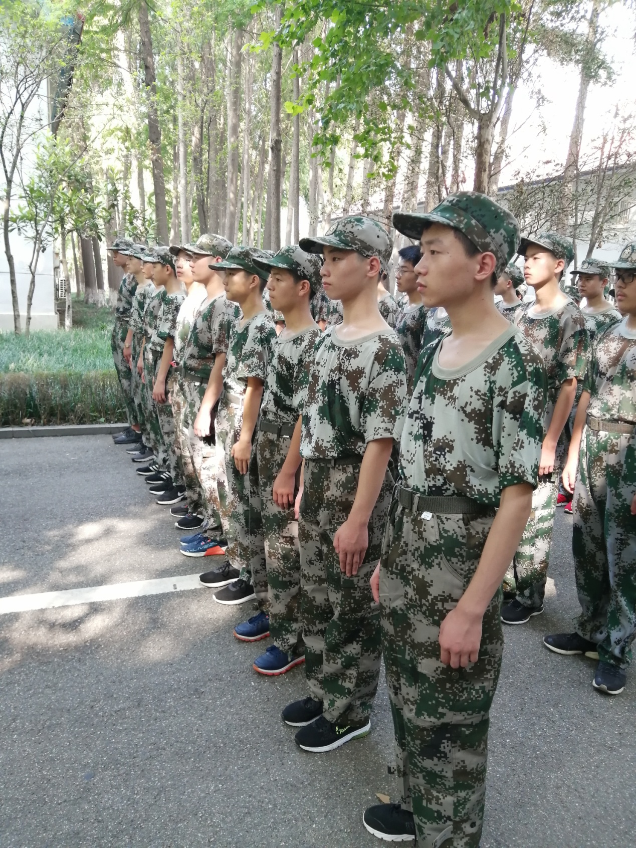军训开始啦,军训让孩子团结勇敢坚强