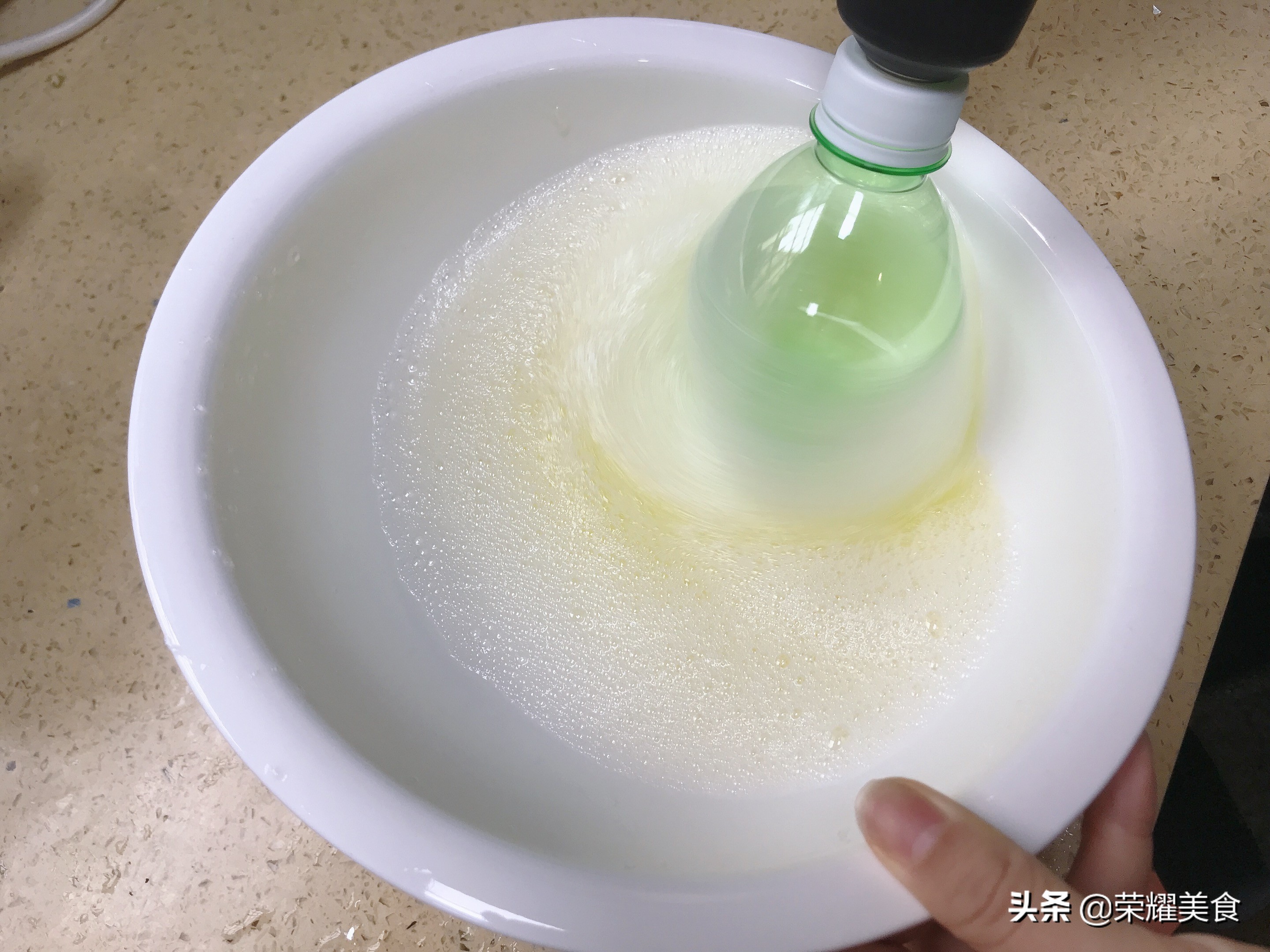 电饭煲做蛋糕简单好吃不用搅拌机,教你用电饭煲做蛋糕方法一学就会