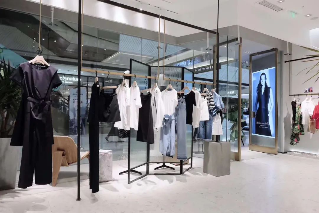 谁说服装店不行了？这个低调的女装却悄悄地开了1200多家店