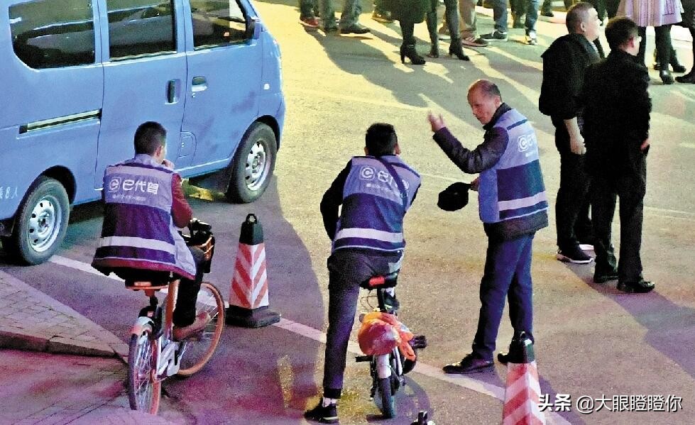 一个三线城市的代驾江湖，有人在歌唱，有人在谩骂，也有人在搏命