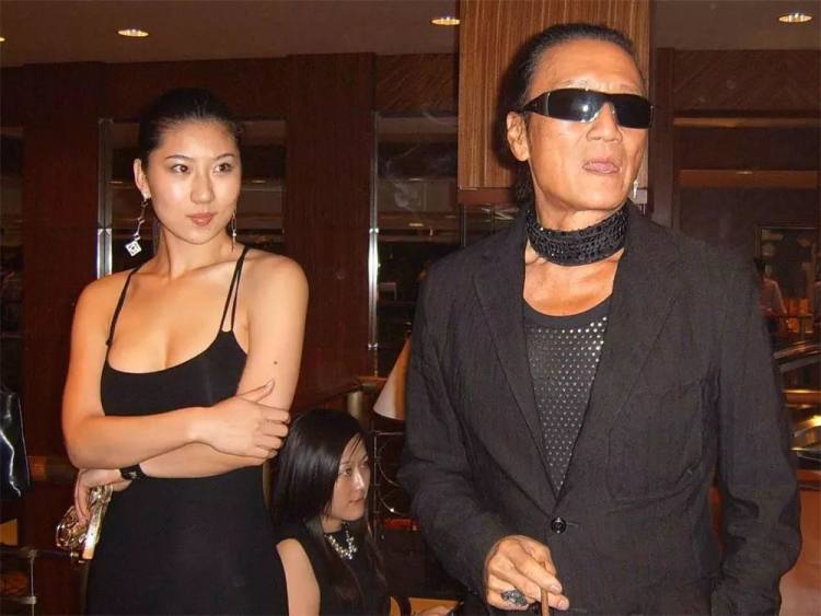 一生风流,也曾因被甩而痛哭,谢霆锋老爸才是真情圣