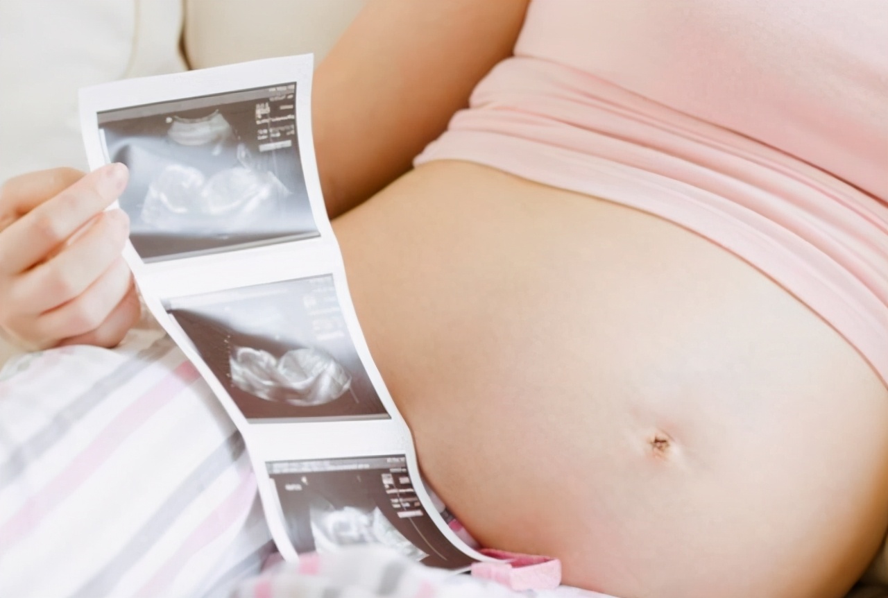 孕妇肚子上为什么有根黑线,孕妈肚子上的黑线为什么是歪的