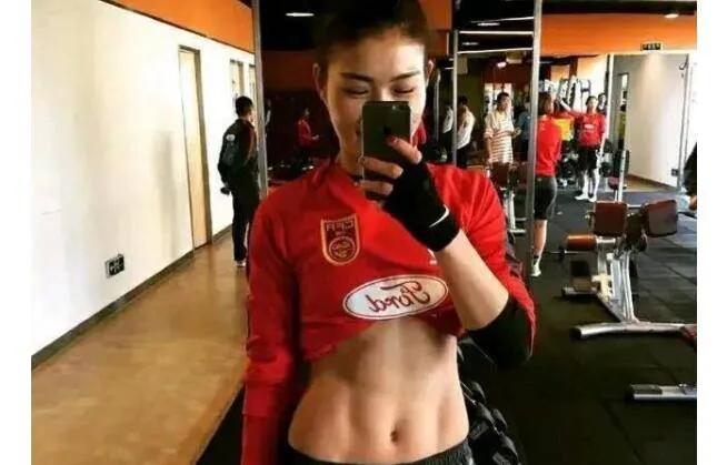 女足的腹部肌肉与男足对比,中国男足完败韩国男足