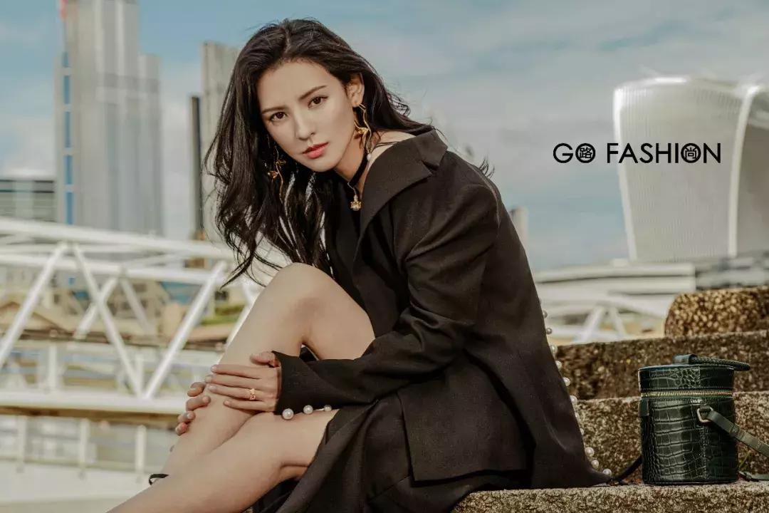 张予曦戴金丝框眼镜,张予曦银色服装