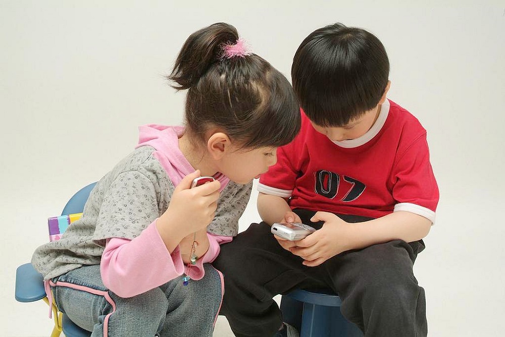 家长可以通过微信查孩子微信记录,微信如何管控孩子手机