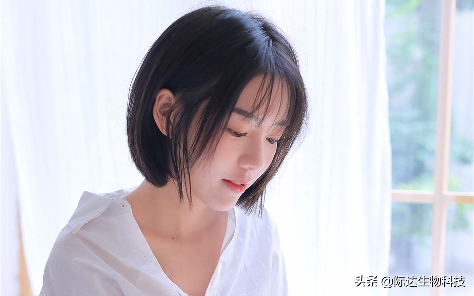 叮咚！你的眼部肌肤已欠费！再不护理，将影响正常使用…