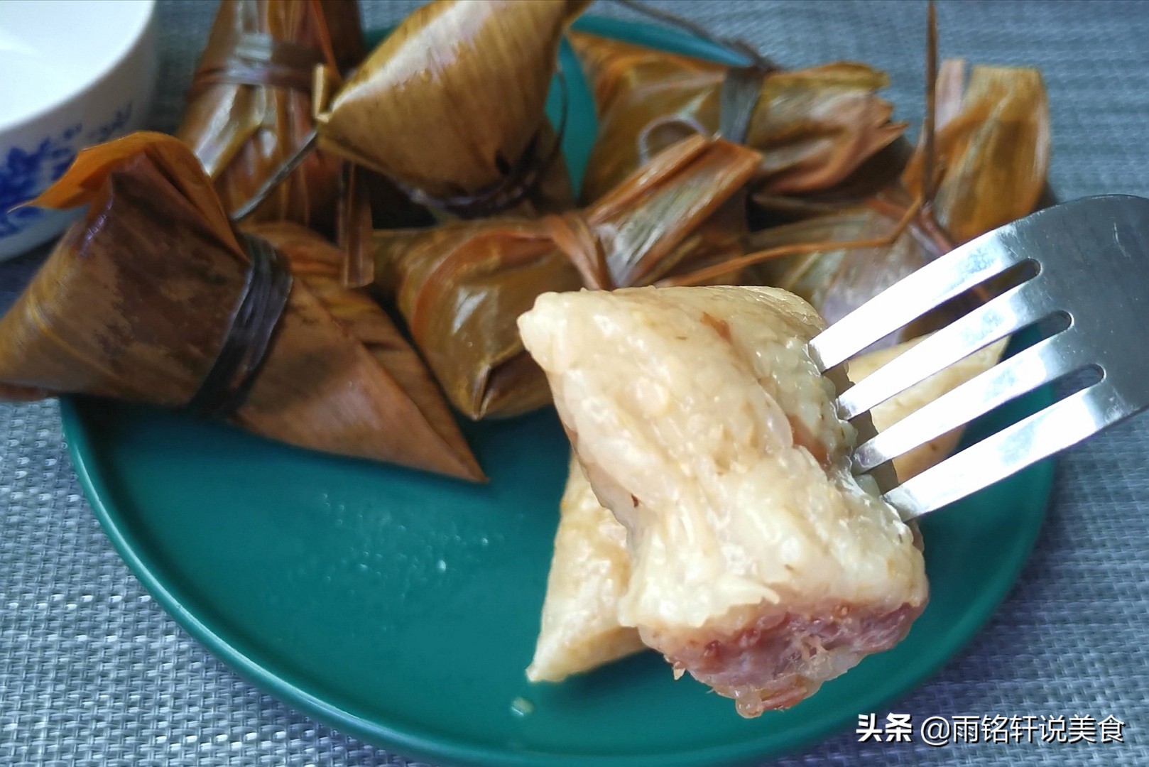 手把手教你包肉粽子，还不会的都看看，学会包给家人吃，咸香软糯