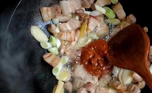 炖鱼时用热水还是凉水教你一招,炖鱼放开水还是放凉水鱼肉嫩呢