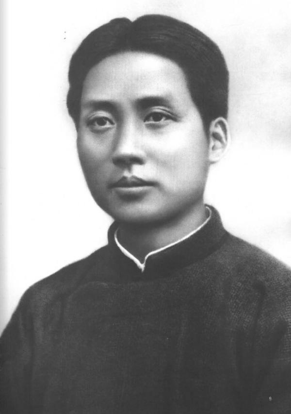 毛*东泽**敲响了“板仓杨寓”大门，一个圆脸大眼睛的少女出现在眼前