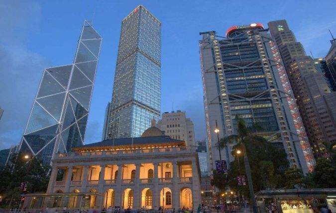 李嘉诚是如何成为首富的？新加坡总理：他低买高卖，毫无社会贡献