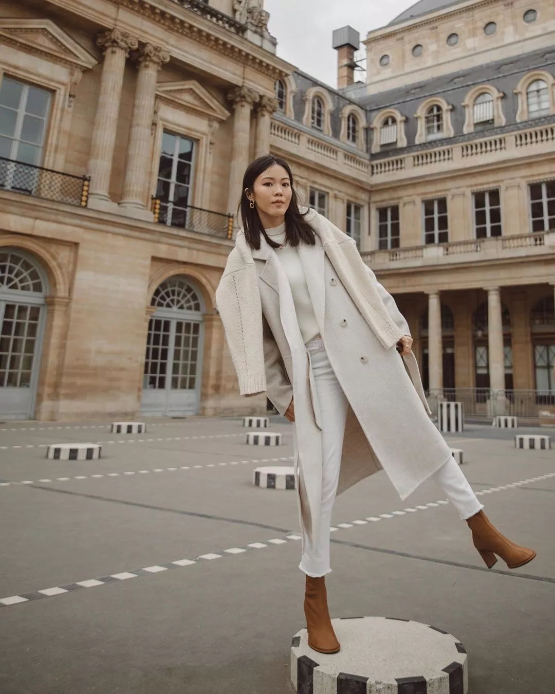 打*裤底**是上世纪的火爆单品，遗留的时尚太过守旧，直筒裤正​吃香