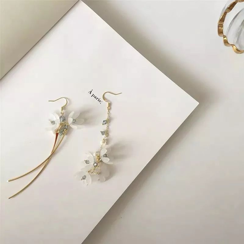 耳饰别致不对称,耳饰可爱黑白