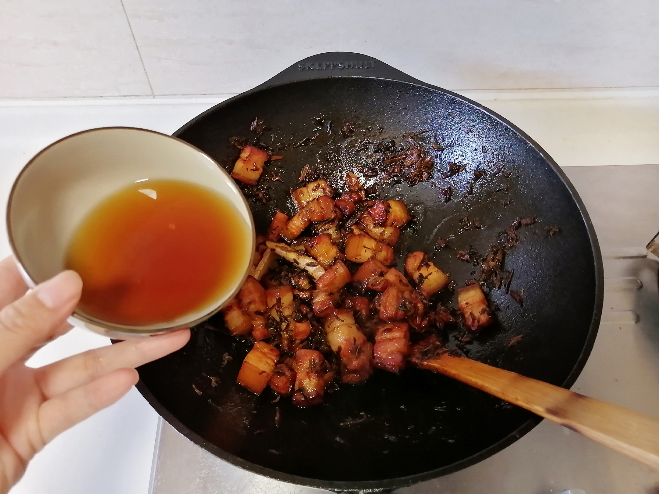 五花肉怎么炖才能软烂又不热气,五花肉烧苦了怎么办