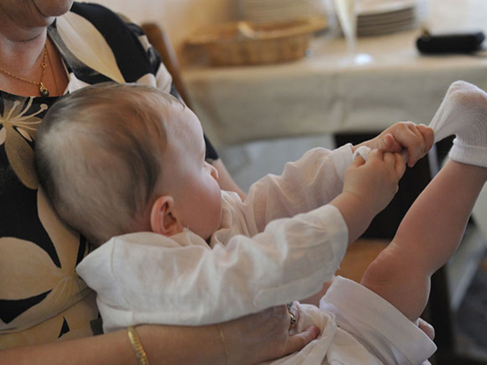 天热宝宝喜欢脱袜子,宝宝总是脱袜子光脚