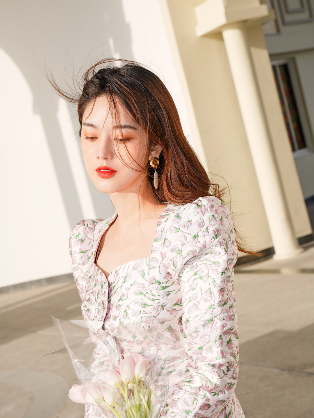 碎花连衣裙怎么拍出高级感,小碎花连衣裙配什么花拍照