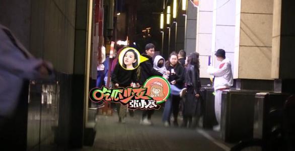 宋祖儿酒后踢路人事件,宋祖儿被人踢视频