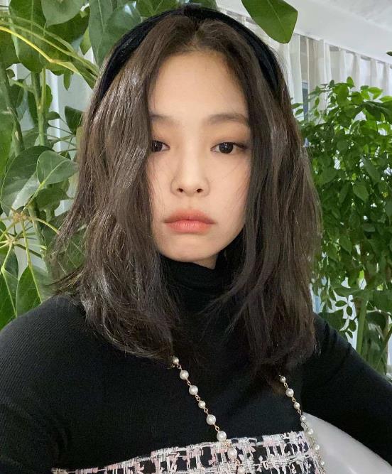 日常泫雅风发型,jennie超短裙造型走泫雅风