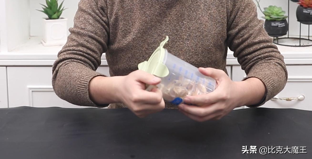 剥大蒜还有简单技巧，只需轻轻一搓，大蒜皮自动脱落，太方便了