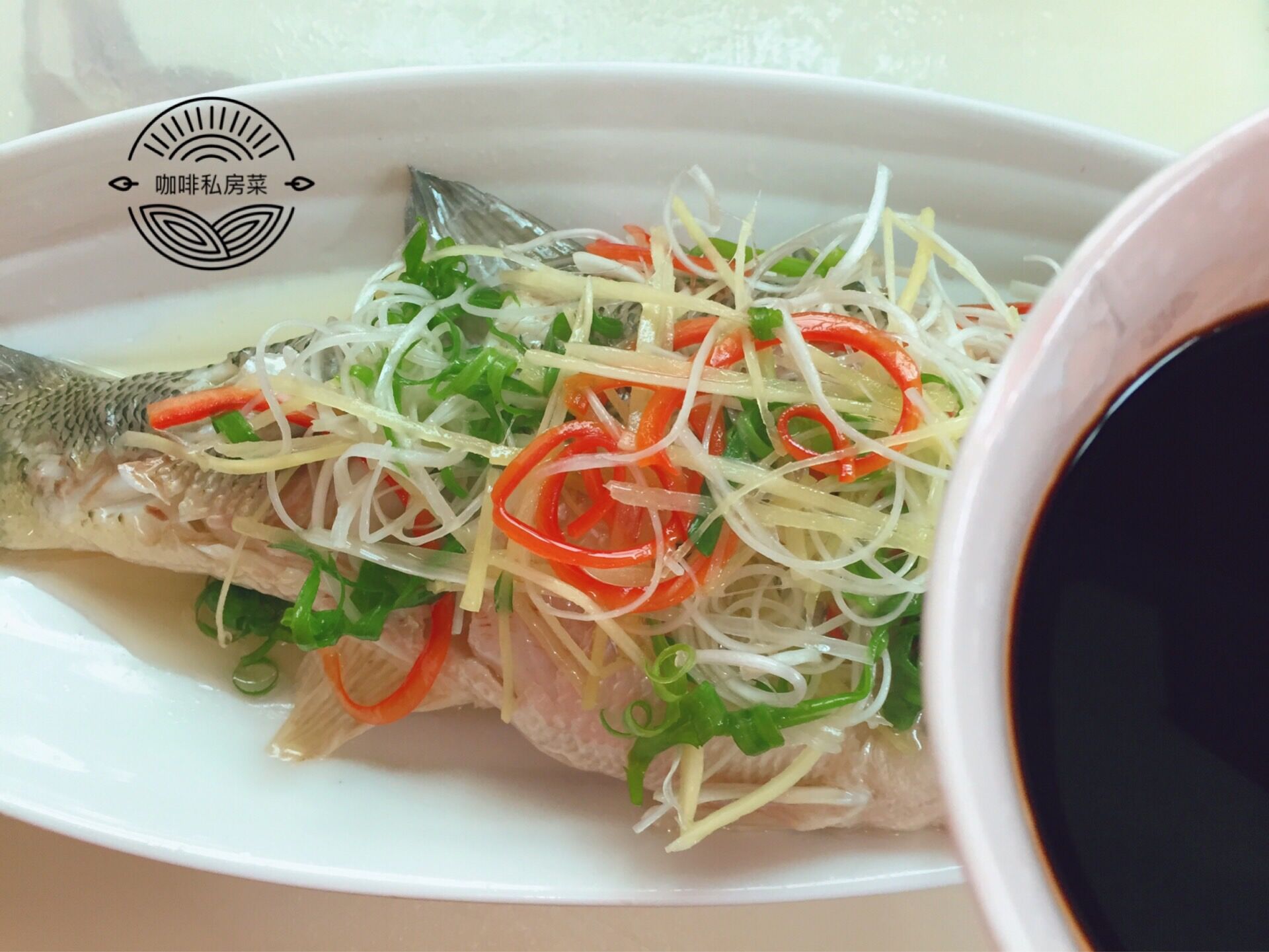 清蒸鱼是先浇热油还是先倒鱼豉油,清蒸鱼先放蒸鱼豉油还是先浇热油