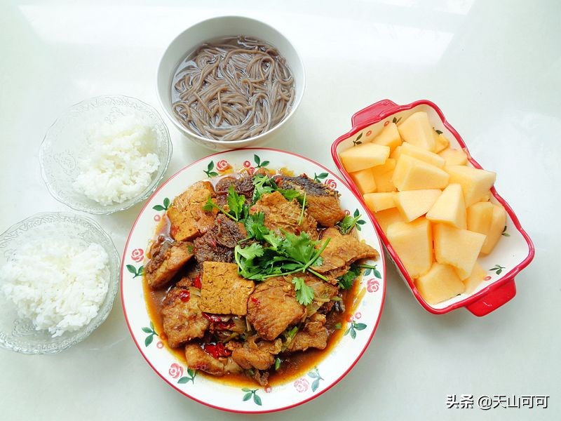 东北五花肉炖鱼豆腐的家常做法,午餐鱼炖豆腐汤好吃极了