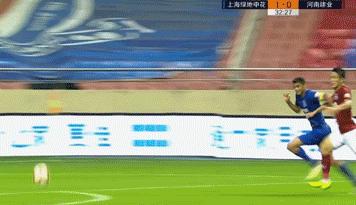 面对犯规这名裁判选择了转身背对事发地！中超何时才能公平竞赛