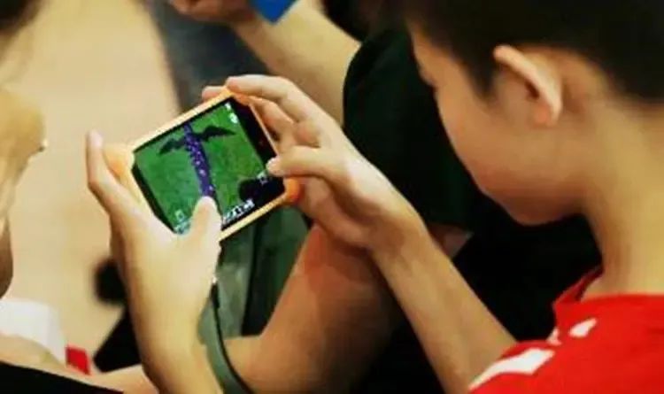 熊孩子疯狂买卡片花掉数十万元,熊孩子用3美金买兰博基尼