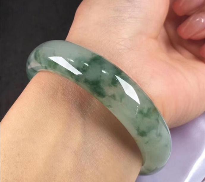 玉镯佩戴有哪些讲究,玉镯的戴法有什么讲究