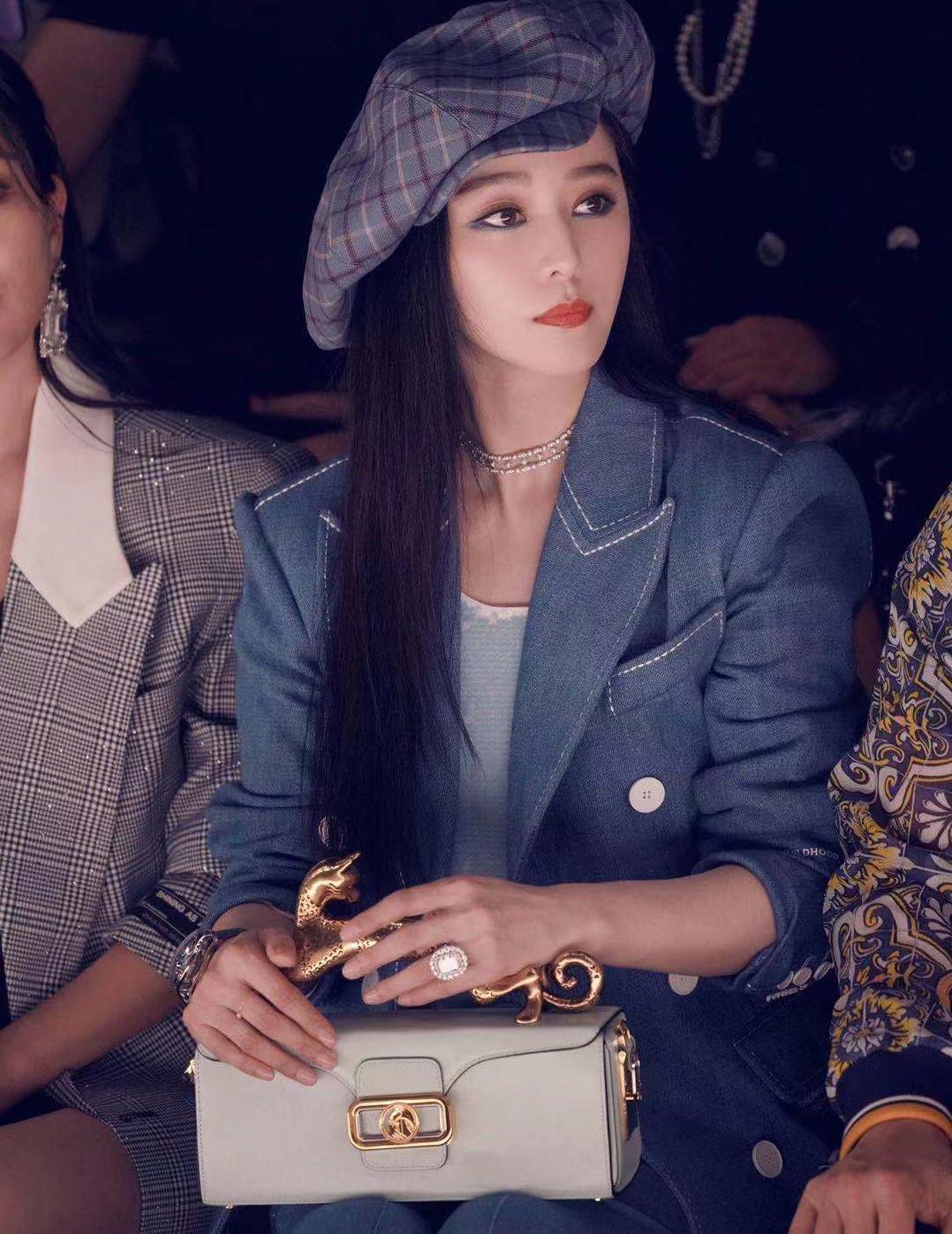 范冰冰最近出席活动照片一身西装,范冰冰戴棒球帽戴墨镜现身机场