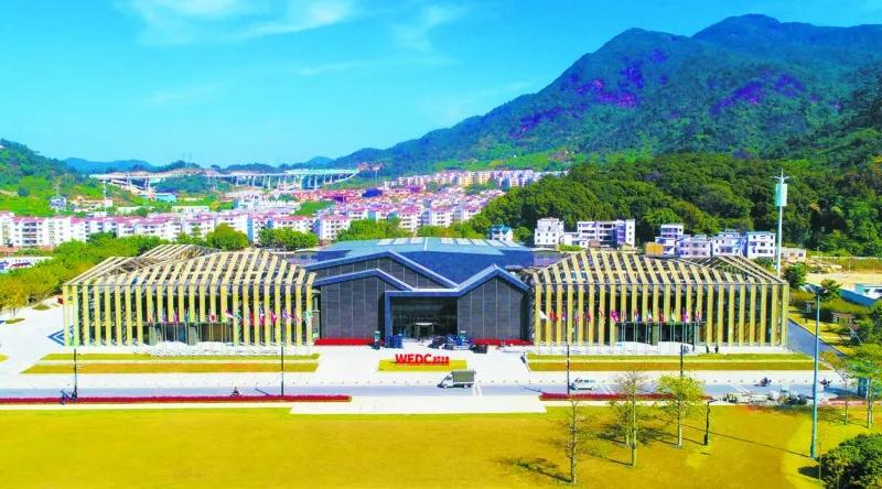 楂樻牎瀛︾敓鐪间腑鐨勫叡闈掑洟,楂樻牎鐢熺溂涓殑鏃朵唬鍙樿縼