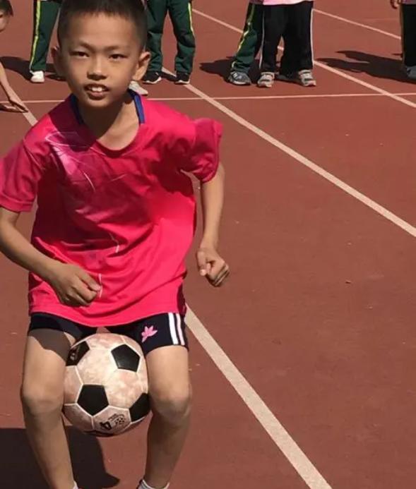 足球夹球犯规几秒算犯规,足球夹球犯规吗