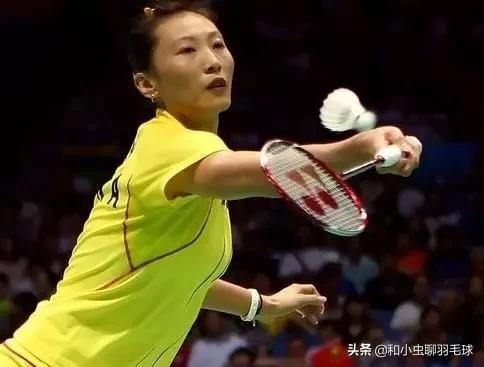 羽毛球如何确认击球点和击球时机,怎样解决羽毛球击球点靠后的问题