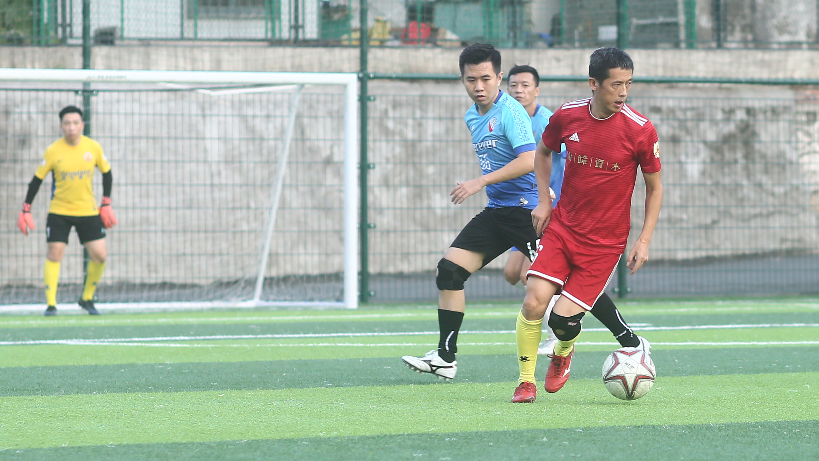 草根足球激烈对抗,深圳草根足球联赛