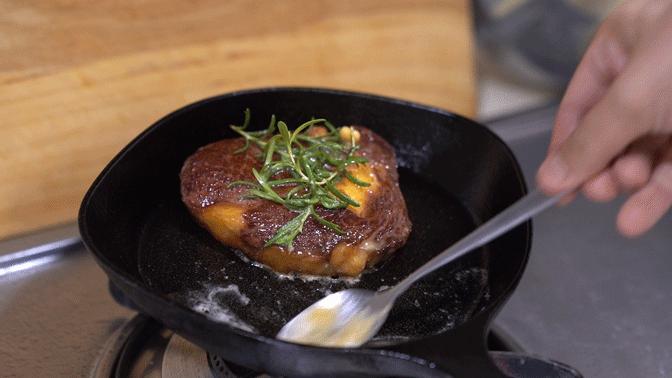 煎牛排爆油怎么办,煎牛排放黑胡椒容易糊吗