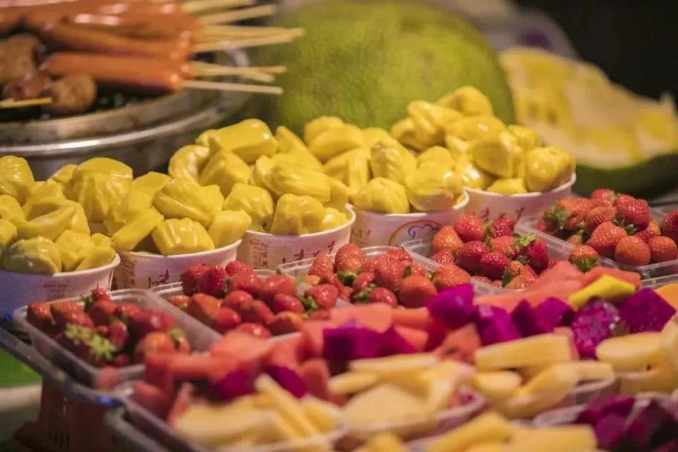 西双版纳告庄西双景星光夜市，为什么那么多人喜欢她？