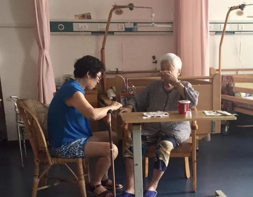 为了照顾他，只能绑住他｜养老院最残酷也最真实的一面