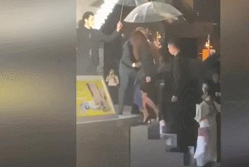 一个真摔全网心疼，另一个靠假摔捂胸博头条？落差真大