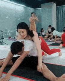 男的练瑜伽搞笑,男的去瑜伽店学瑜伽搞笑视频