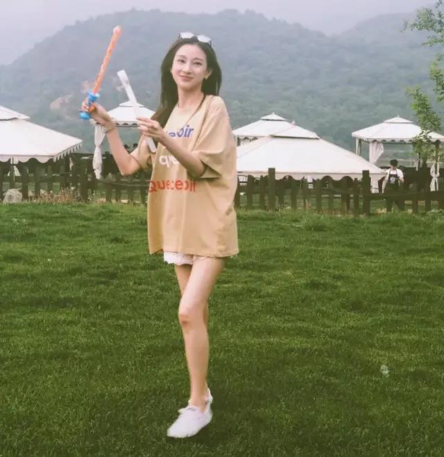 马凡舒首次主持天下足球,央视足球主持马凡舒