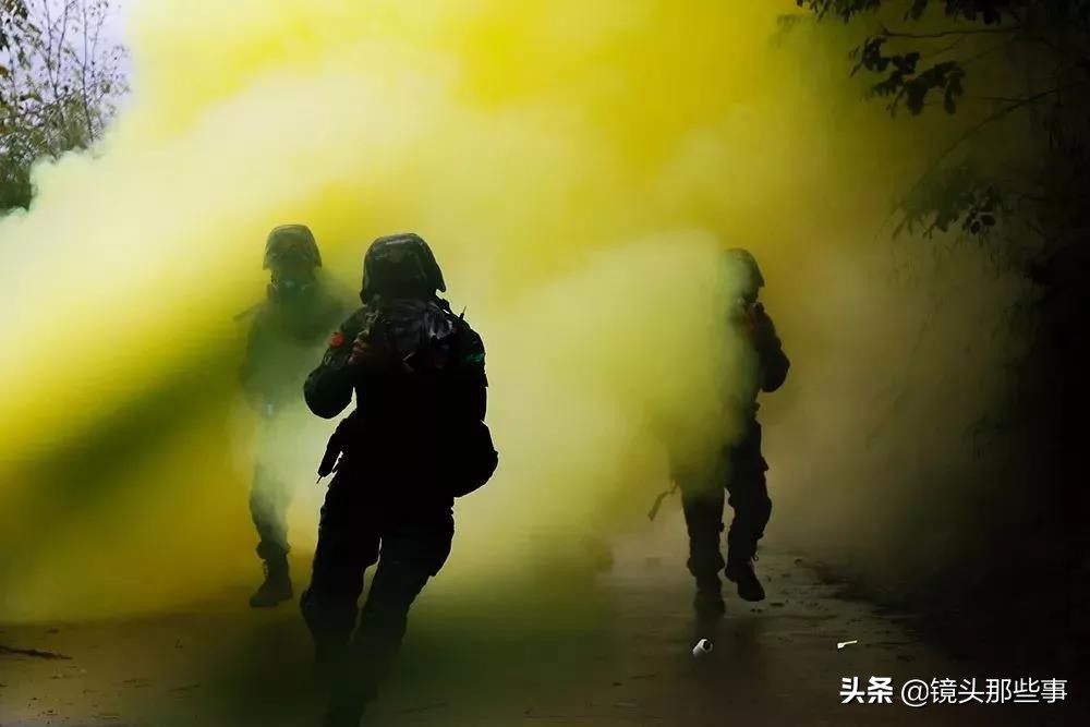 特种兵敬礼动态图,迷彩服军人背面敬礼照片