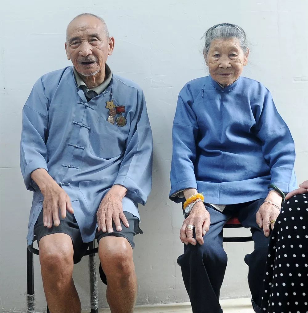 浙江老兵三个军功章,80岁老军人挂满军功章