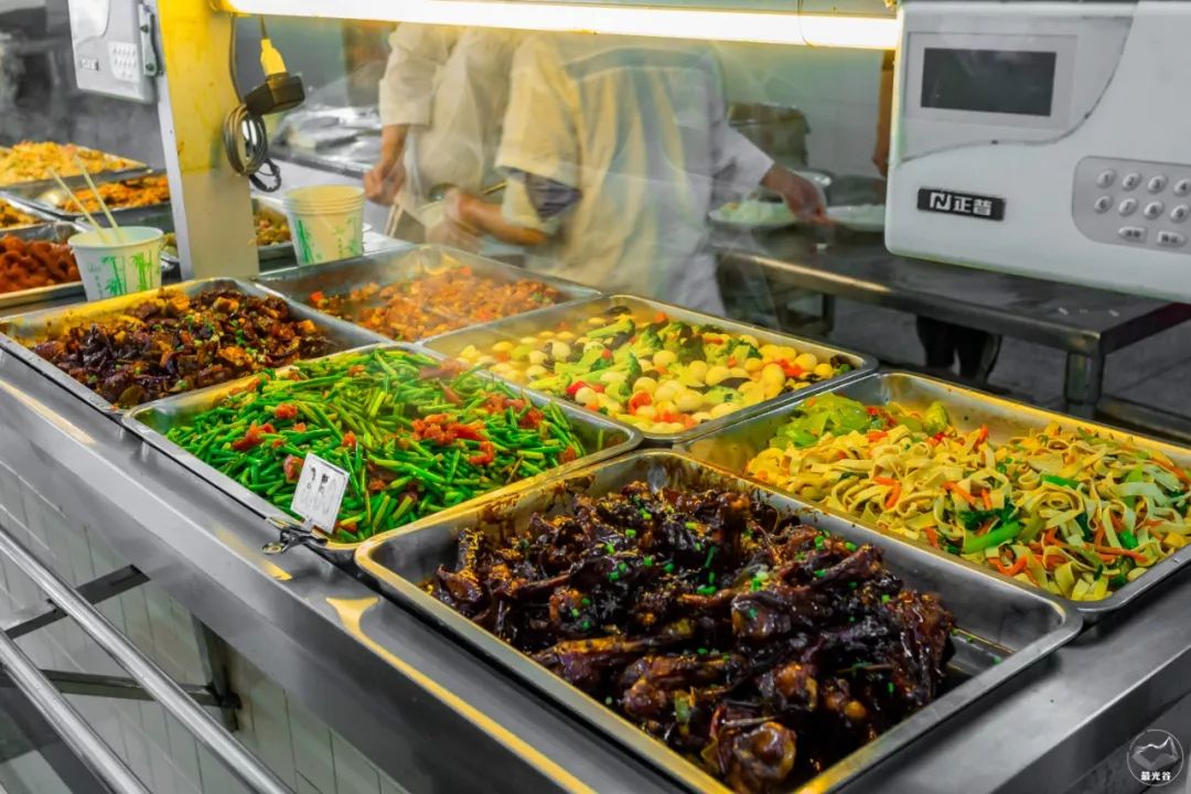 不输武大樱花，文华学院美“枫”了