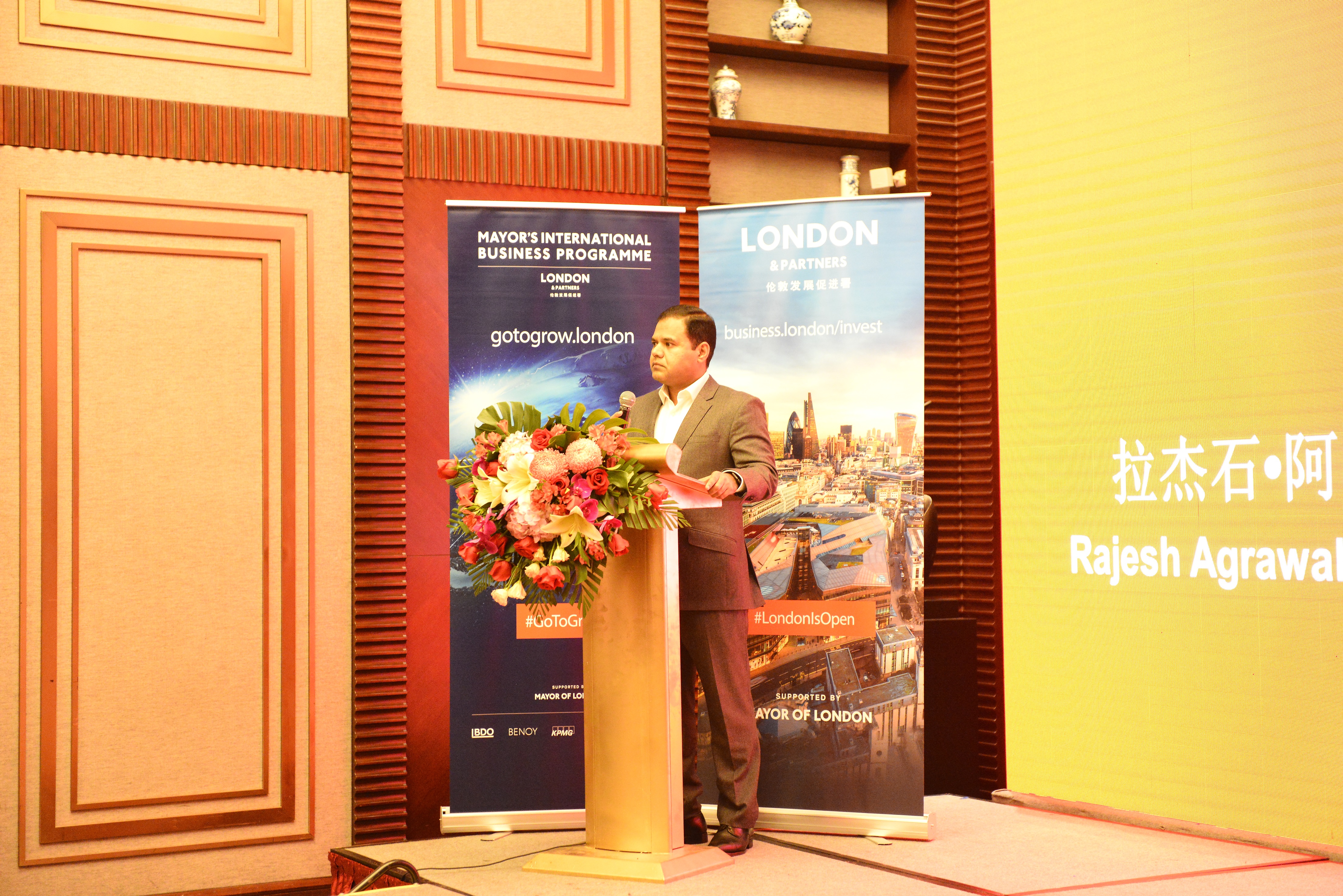 伦敦副市长与微队队长联袂演示智能足球感知技术