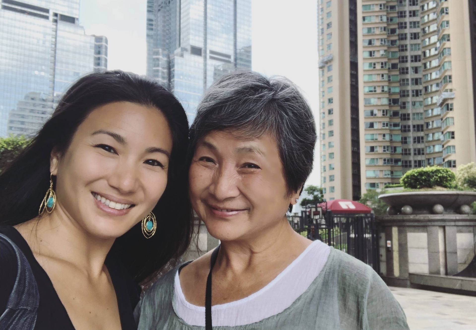 原子鏸港姐视频,原子鏸和郑佩佩什么关系