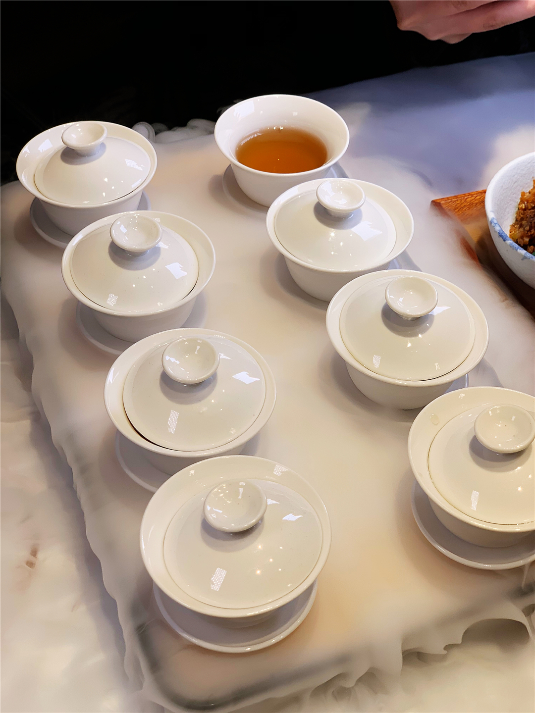 长春桂林路有家电影《叶问》同款火锅酒馆，楼里面有座“香港城”