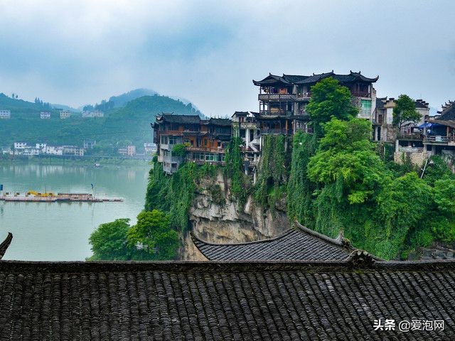 中国唯一挂在瀑布上的千年古镇,中国最美江边