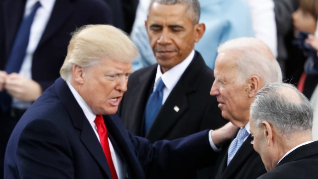 特朗普右手现大片瘀伤，坊间猜测他在秘密治病