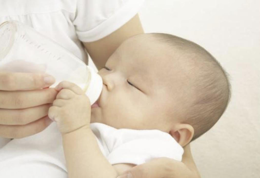 宝宝喝奶总是剩奶是什么原因,几个月开始宝宝喝奶不会剩下一点