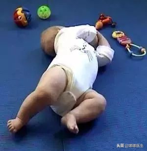 宝宝爱攥拳头是怎么回事,宝宝双臂向后使劲是肌张力高么