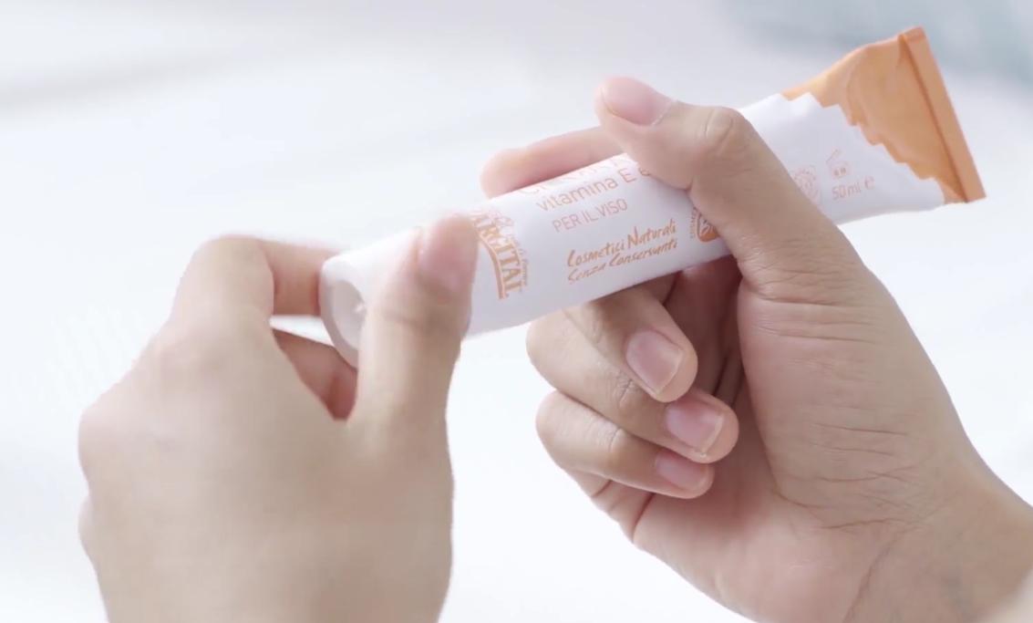 眼部精油的正确使用顺序图,精油和乳霜的正确顺序